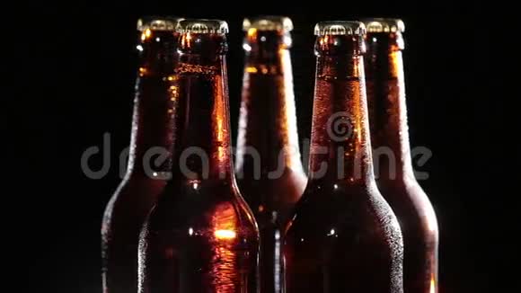 黑色背景啤酒冷瓶视频的预览图