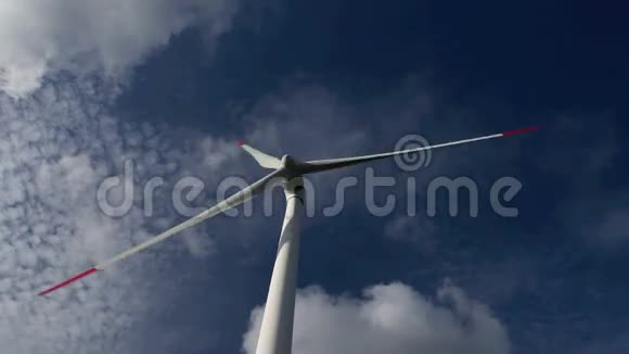 能源风力发电机和蓝天白云视频的预览图