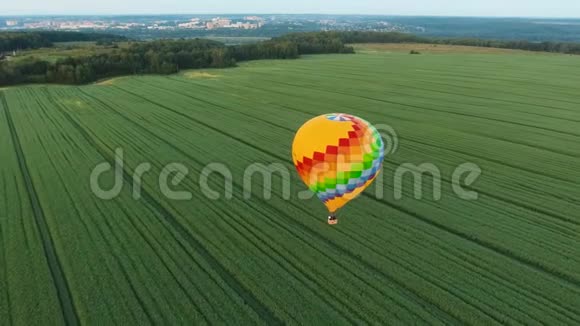热气球在天空中飞过田野视频的预览图