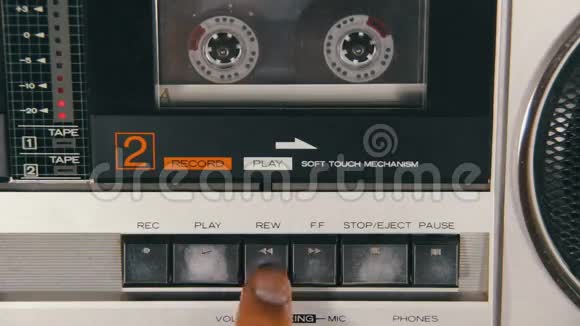 按一个手指按钮在录音机上播放停止关闭重新播放视频的预览图