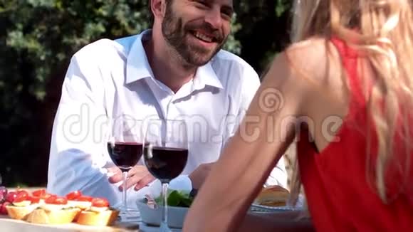 微笑浪漫的夫妇享受晚餐视频的预览图