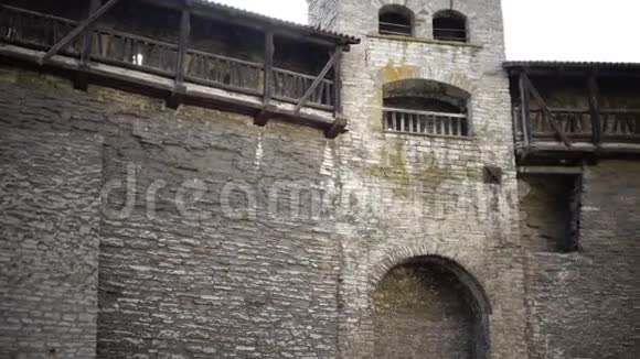 中世纪的塔城墙的一部分爱沙尼亚塔林视频的预览图
