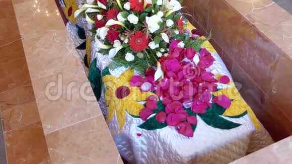 墓地葬礼或葬礼前在灵车或礼拜堂里的彩色棺材视频的预览图