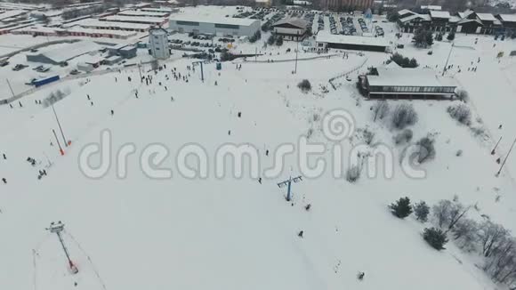 冬季滑雪胜地空中观景视频的预览图