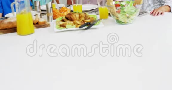 家庭在家一起吃健康的饭菜视频的预览图