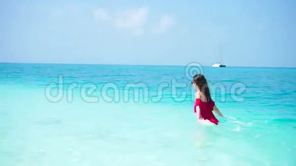 海滩上的年轻美女快乐的女孩享受热带度假的异国风情岛视频的预览图