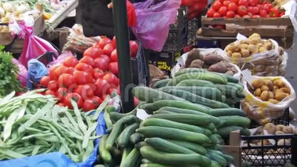 商店柜台上的新鲜蔬菜视频的预览图
