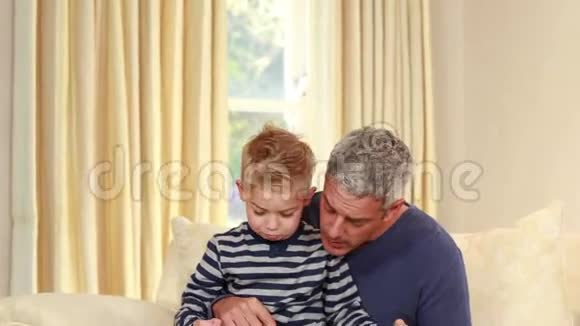 父子俩在读故事视频的预览图