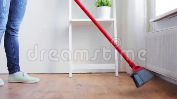 家里有扫帚打扫地板的女人视频的预览图