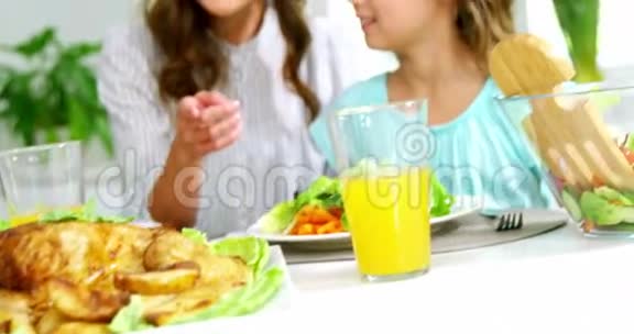 母亲和女儿吃健康的饭视频的预览图