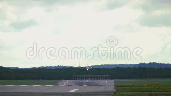 商务飞机接近机场视频的预览图