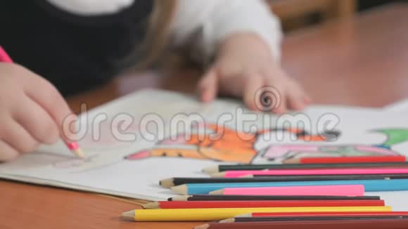 孩子们用彩色铅笔画画视频的预览图