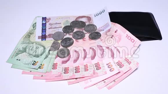 泰国货币是硬币和钞票20泰铢和100泰铢和1000泰铢等等视频的预览图