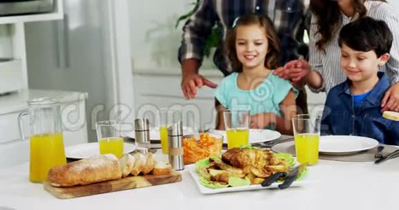 家庭在家一起吃健康的饭菜视频的预览图