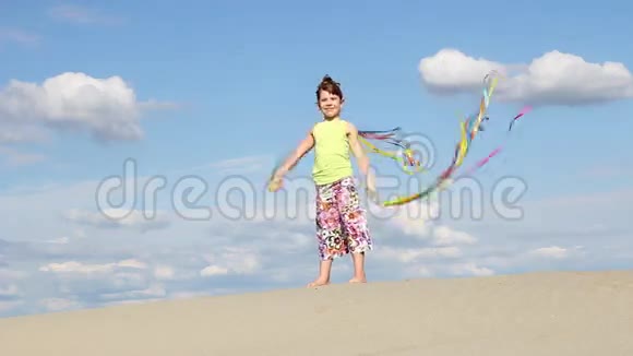 快乐的小女孩挥舞着五颜六色的丝带视频的预览图