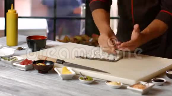做寿司的人手视频的预览图