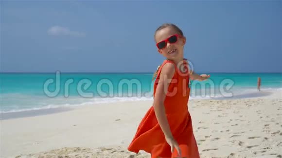 暑假期间在海滩上可爱的小女孩的肖像视频的预览图