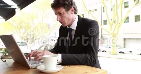 商人用笔记本电脑视频的预览图