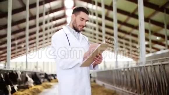 奶牛场奶牛场里有奶牛的兽医视频的预览图