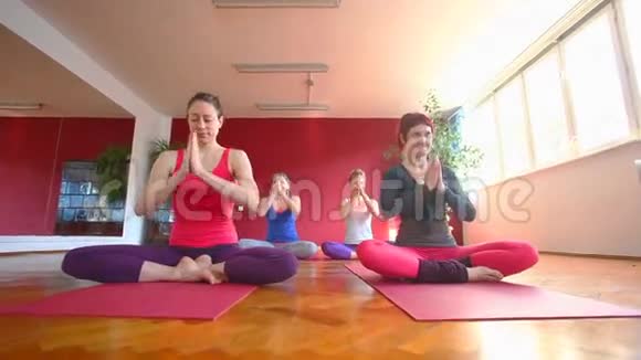 在大厅上瑜伽课的女人视频的预览图