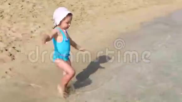 可爱的小女孩在海里玩视频的预览图