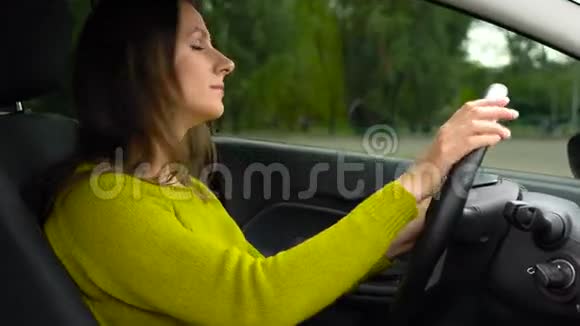 驾驶前妇女坐在车内系好安全带视频的预览图