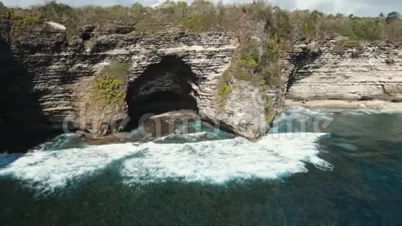 海景印度尼西亚巴厘NusaPenida的悬崖海和海浪视频的预览图