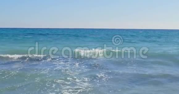 波浪在海岸登陆清澈的蓝水视频的预览图