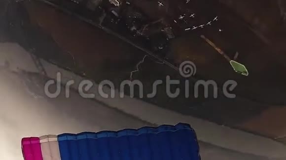 头盔中的跳伞者在多云的天空中乘降落伞飞行身高极限运动速度视频的预览图