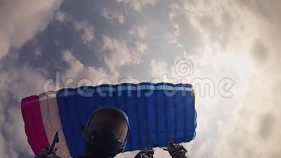 戴着头盔的跳伞者在空中跳伞身高极限运动速度视频的预览图
