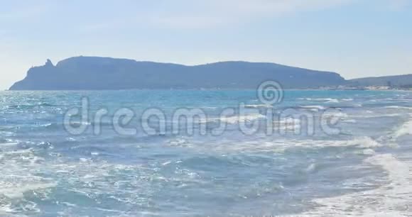 波浪降落在沙滩上清澈的蓝水视频的预览图