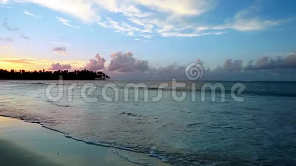 热带海滩上的加勒比海日落视频的预览图