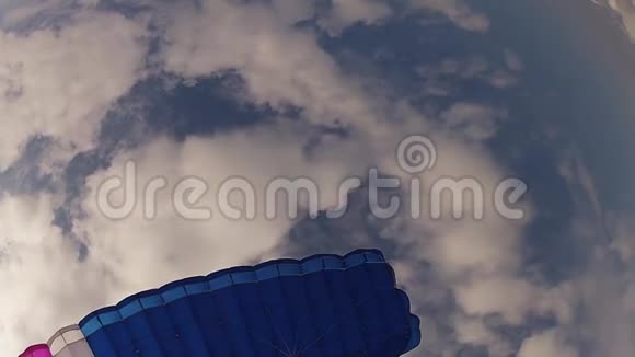 专业跳伞员在头盔跳伞在多云的天空身高体育运动速度视频的预览图
