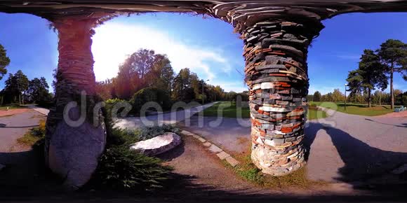 超高清4K360VR虚拟现实的一个城市公园游乐区秋天或夏天的树木和绿草视频的预览图