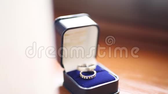 戴着蓝色戒指的结婚戒指视频的预览图