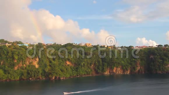 热带岛屿海岸圣文森特和格林纳丁斯金斯敦视频的预览图