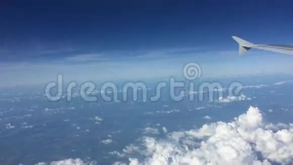 飞机机翼在云层上方的视图视频的预览图