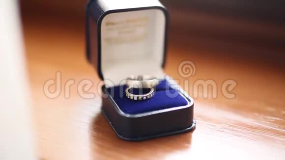 戴着蓝色戒指的结婚戒指视频的预览图