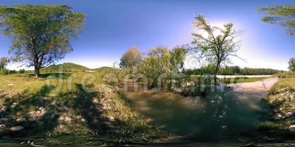 一条河流在美丽的山林景观中流过岩石的虚拟现实视频的预览图