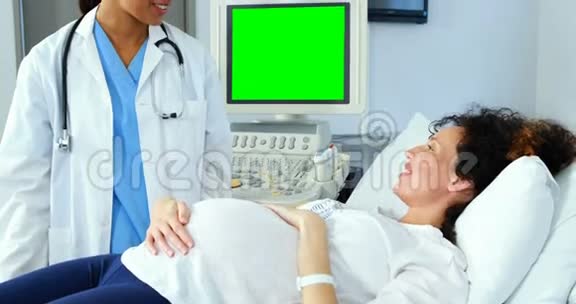 医生与孕妇互动视频的预览图