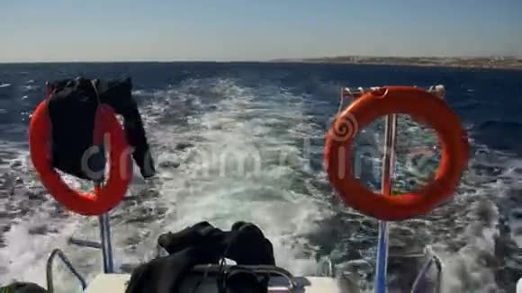 船漂浮在波浪上在红海中留下一条小径视频的预览图