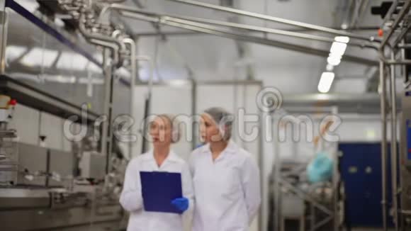 冰淇淋工厂的女技术人员视频的预览图