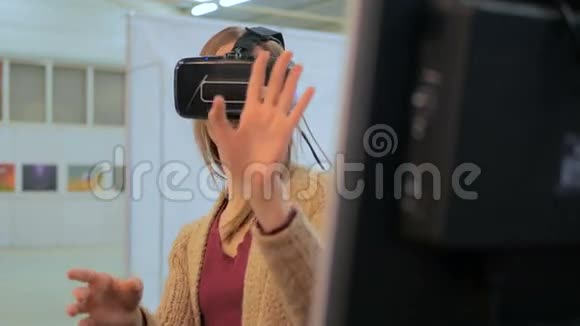 年轻女性使用虚拟现实眼镜视频的预览图