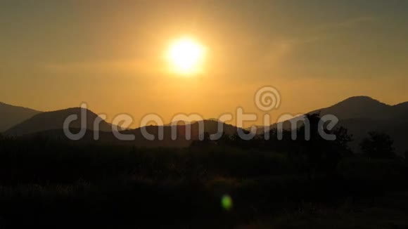 带山地景观的日落视频的预览图