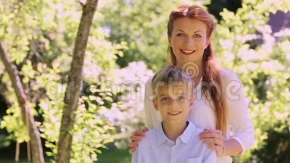 快乐的妈妈和小儿子在户外视频的预览图