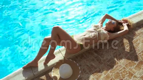 泳装日光浴时尚模特视频的预览图