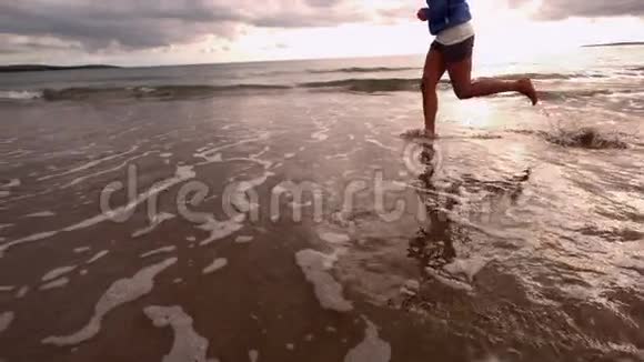 在海滩上奔跑的女人视频的预览图