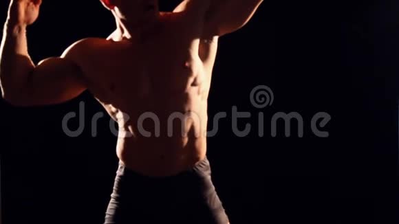健美肌肉显示运动员视频的预览图