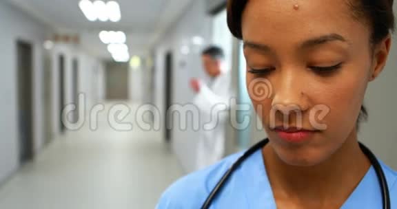 在医院工作的女医生视频的预览图