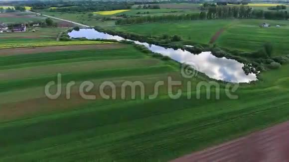 田野里河流的鸟瞰图视频的预览图